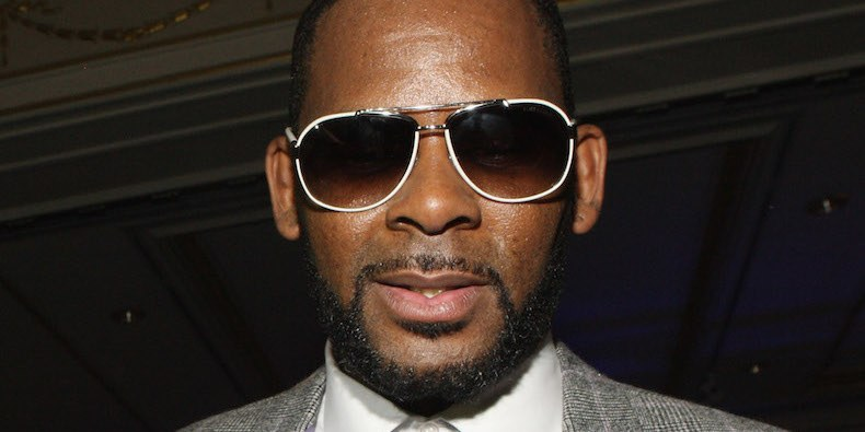R. Kelly rămâne în închisoare. Avocatul său spune că artistul nu știe să citească