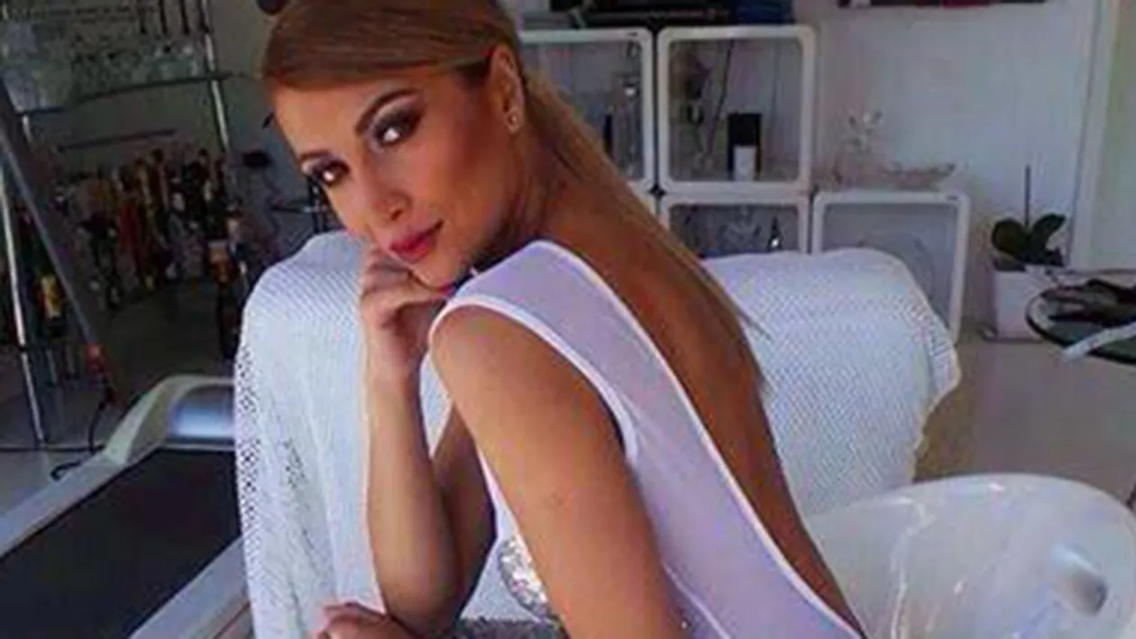 Lora a renuntat la SUTIEN! Imaginea a ajuns deja pe INERNET! Esti goala...