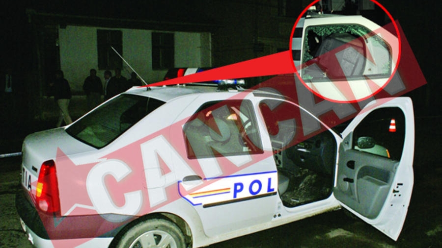 Politisti injunghiati in masina de serviciu de un suspect