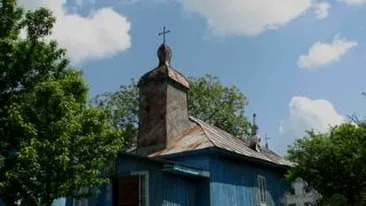 O biserica de lemn din judetul Bacau a ars in totalitate