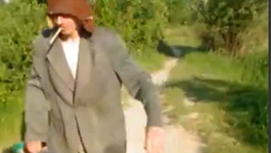 Cel mai dezechilibrat beţiv pe care l-ai văzut! Ăsta bate orice român care o să se înece în alcool la noapte!