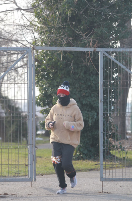 Delia, alergând prin parc camuflată