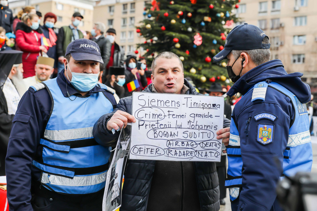 Emil Constantinescu cu cerneala, Mihai Chirică cu iaurtul. Primarul din Iași, protagonistul unui incident amuzant. FOTO