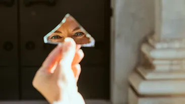 Adevărul despre mitul care spune că ochii nu cresc niciodată: ce se întâmplă, de fapt, din copilărie până la bătrânețe