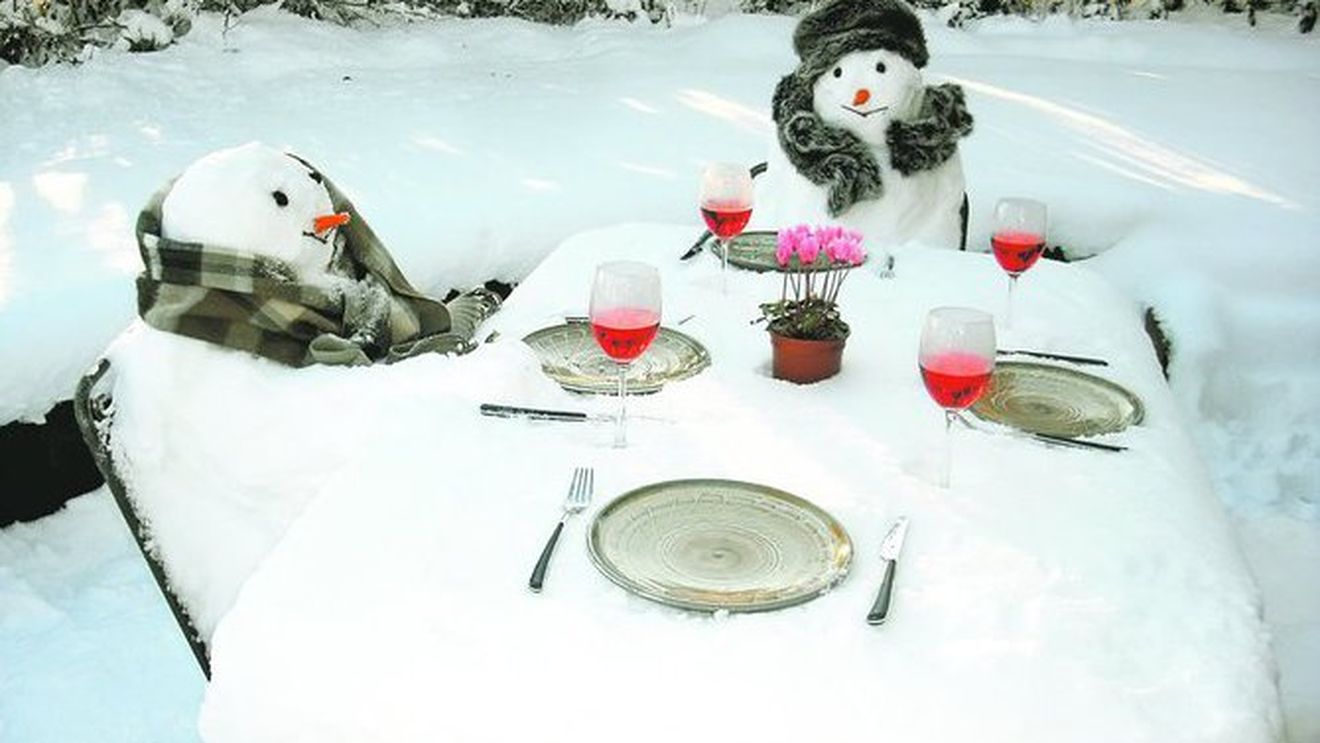 Masa festiva pentru oameni de zapada