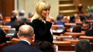 Am pus mana pe ele! Fotografii de senzatie cu Elena Udrea, cel mai vanat om din ultimele saptamani de catre procurorii DNA