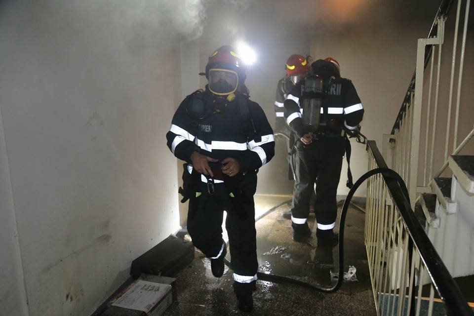 Incendiu puternic într-un bloc din Capitală! 50 de persoane au fost evacuate
