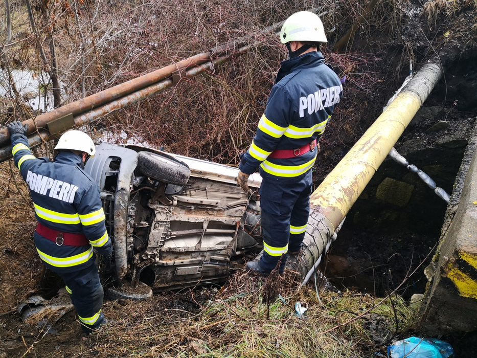 Cascador fără voie. S-a răsturnat cu mașina într-un canal. FOTO