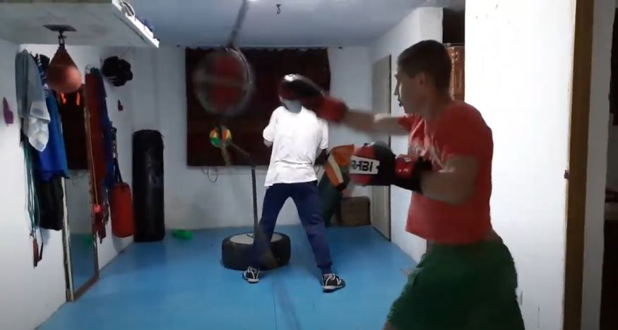 Giuliano Stroe împlinește în curând 17 ani și este un adolescent pasionat de box, la fel ca fratele lui, Claudio