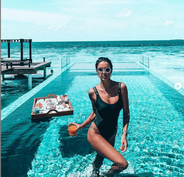 Adelina Pestrițu, mic dejun în piscină! + Fotografia de la care a ieșit mare scandal