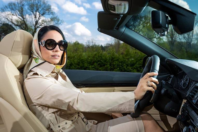 Andreea Marin a anunţat chiar de Florii că va conduce pentru o perioadă un superb BMW roşu, iar fostul ei soţ se pare că i-a călcat pe urme, alegând inclusiv aceeaşi culoare!