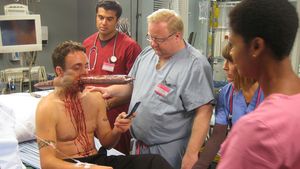 Imaginea care i-a socat pe doctori! Nu intelegeau cum inca mai poate supravietui dupa ce o bara metalica i-a intrat prin gura si i-a iesit prin ceafa - Barbatul era foarte relaxat si voia sa dea un telefon!