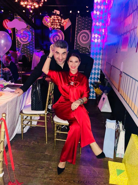 EXCLUSIV. Reghe şi Anamaria Prodan nu s-au uitat la bani! Ce sumă au pus naşii în plic la botezul fiului fotbalistului Gabi Enache!