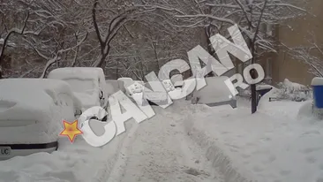 Un sofer si-a abandonat masina in mijlocul drumului, nepasandu-i ca a blocat accesul tuturor masinilor!