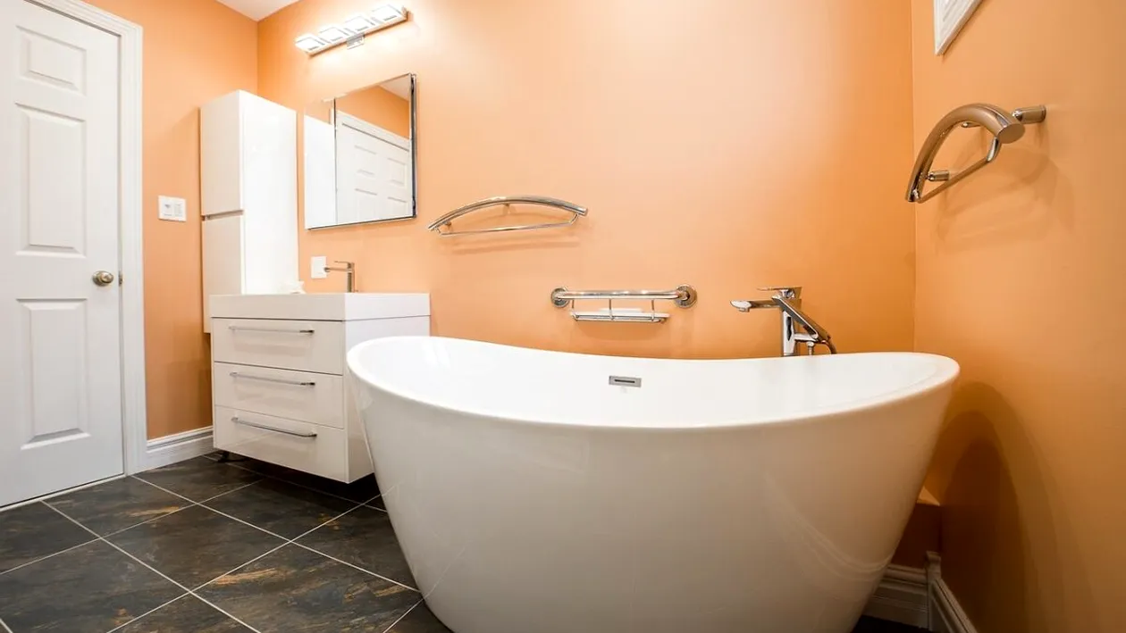 Sperietură de zile mari pentru doi tineri care își renovau baia. Când au dat oglinda jos, să cadă din picioare!