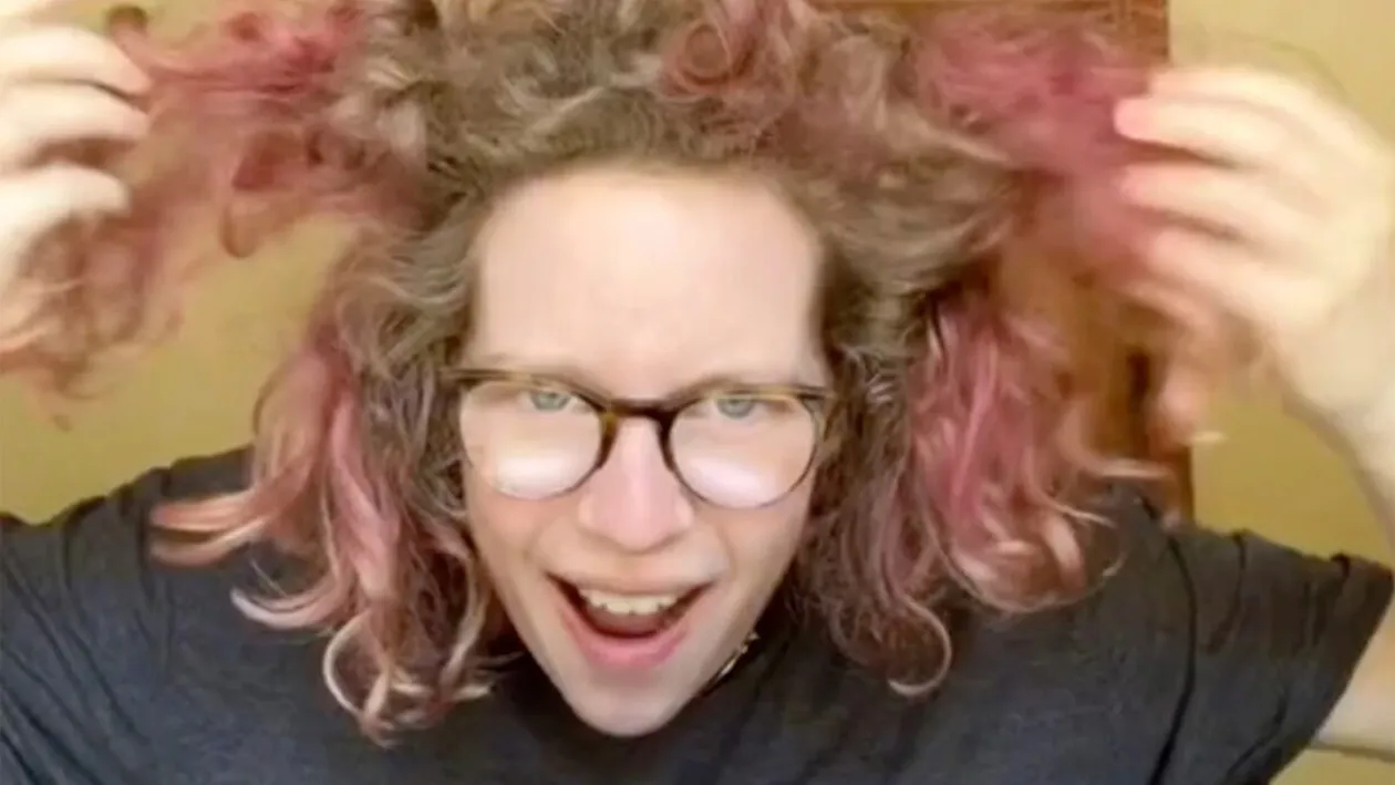 Motivul bizar pentru care tânăra din imagine face duș o singură dată la 10 zile: Sunt dovada vie că nu trebuie să te speli