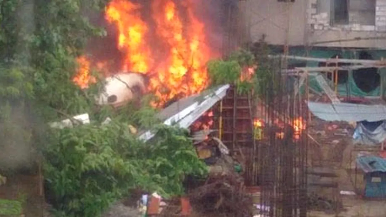 Un avion s-a prăbușit în cel mai mare oraș din India! Toți cei aflați la bord au murit