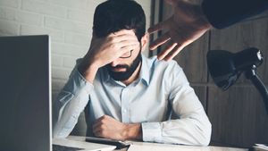 Bancul zilei | Angajatul: Șefu`, m-ați chemat? Șeful: Da, du-te repede la baie și...Continuarea întrece orice imaginație!
