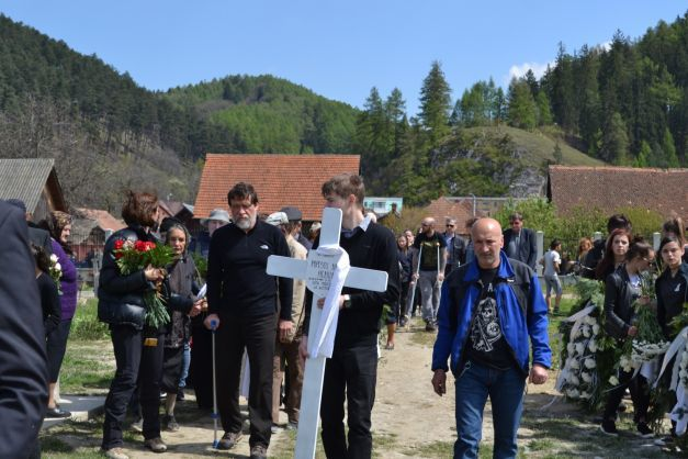 Imagini sfâşietoare de la înmormântarea Getei Dor Popescu. Sursa foto: adevărul.ro