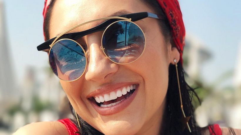 Andra a renunţat la fondul de ten şi prietenii au fost surprinşi să vadă cum arată cu adevărat: ”Ai pistrui?!”