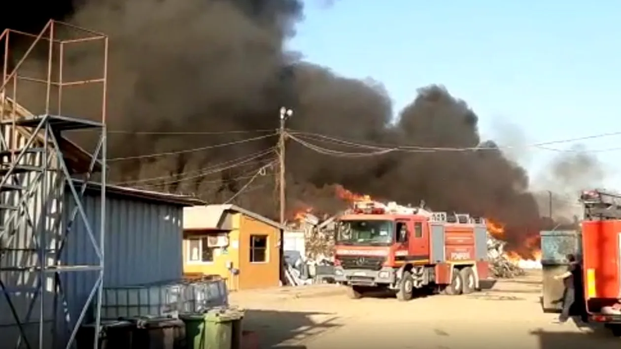 Incendiu puternic la un depozit de materiale reciclabile, la ieșirea din Buzău. Locuitorii, avertizați prin RO-ALERT