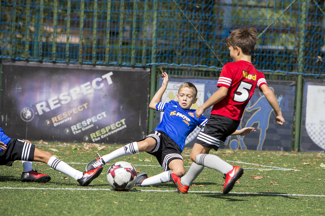 Juniorii unei academii de fotbal din București concurează cu Messi & Ronaldo!
