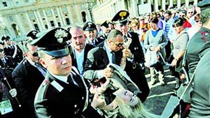 Topless la Vatican