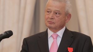 Oprescu are sprijinul Frantei! Primarul general a primit cea mai inalta distinctie civila si militara franceza!