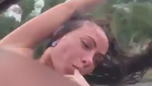 VIDEO / O femeie a făcut show, după ce a ieşit pe geamul maşinii în timp ce era topless! E teribil ce s-a întâmplat în timp ce era filmată