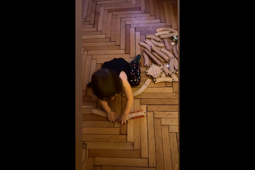 Cum arată apartamentul în care locuiește Cristina Cioran cu cei doi copii. În living are o zonă de joacă special amenajată pentru Ema și Max