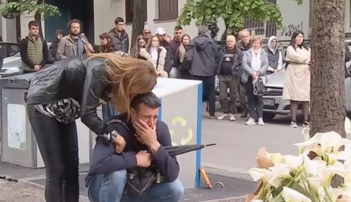Dragan Kobiljski a îngenuchiat în fața altarului/ Foto: Captură video Antena 3