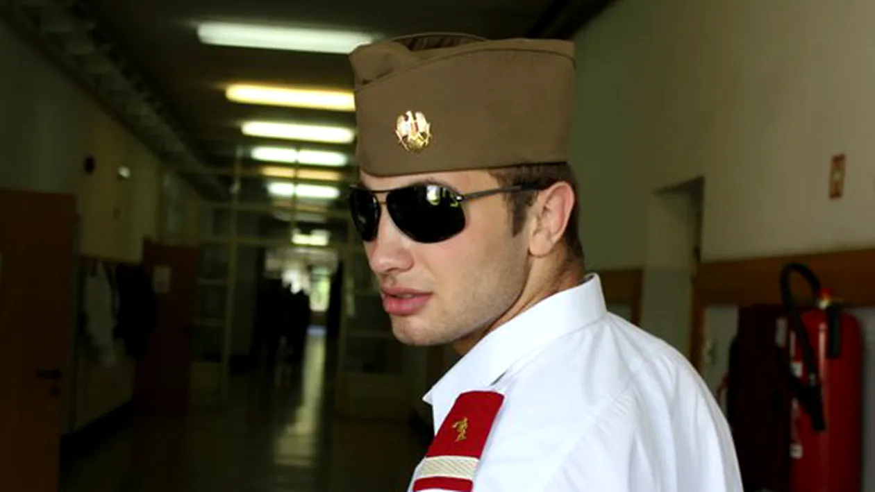 Absolut scandalos! Ramai pe CANCAN.ro pentru a vedea ce fapta incalificabila a facut fiul coafezei impuscate de sotul gelos, in ziua priveghiului mamei sale!