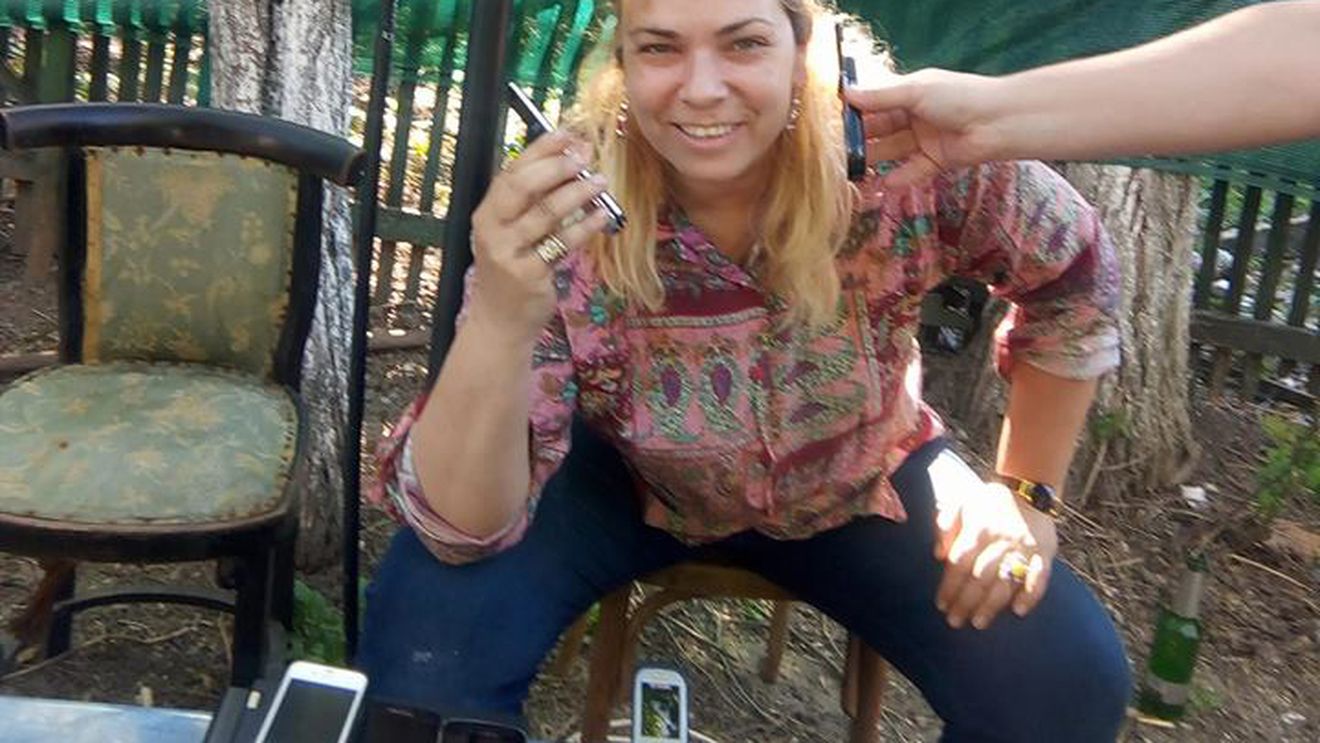 Dana Marijuana s-a reprofilat! Vinde huse de telefon și CD-uri muzicale vechi