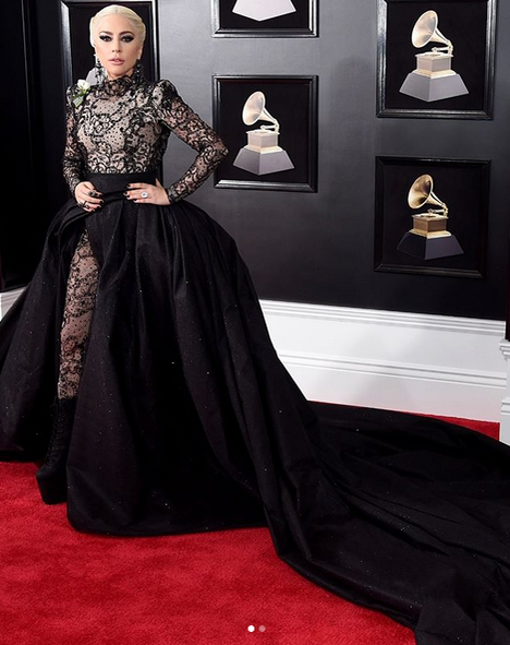 Lady Gaga, apariţie spectaculoasă la premiile Grammy! Stai să vezi cum arată rochia vedetei de la spate. Îţi taie respiraţia!
