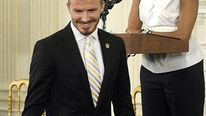 David Beckham, schimbare infricosatoare de look! A uitat sa se barbiereasca si si-a lasat o mustata "a la d'Artagnan"! Uite in ce hal s-a prezentat la intalnirea cu Barack Obama!