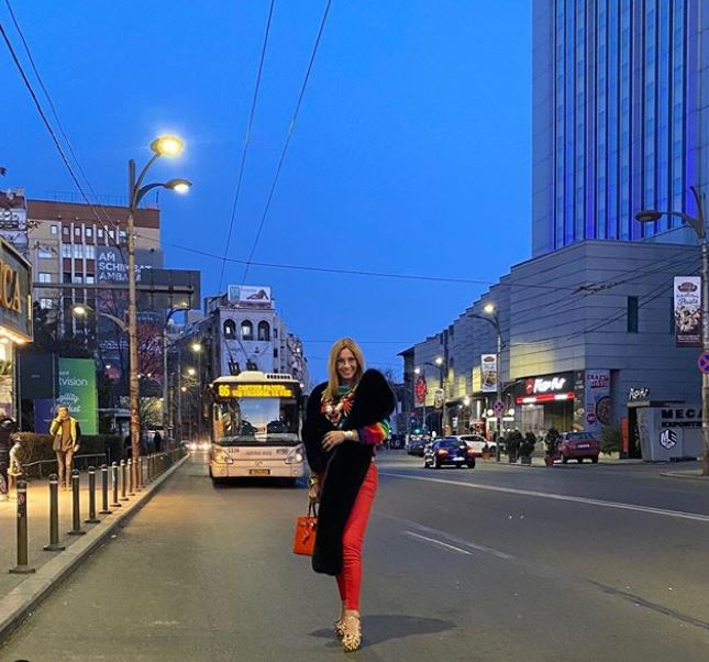 Cum s-a pozat Anamaria Prodan în centrul Capitalei. Nu i-a păsat că încurcă traficul! FOTO