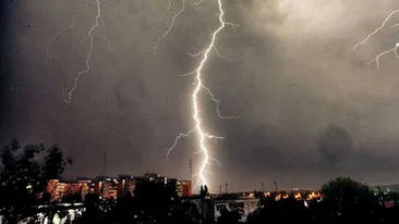 Vremea se răcește radical! Urmează furtuni, grindină și ploi torențiale în aproape toată țara