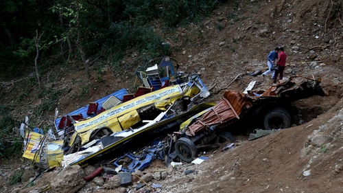 Cel puțin 44 de morți, după ce un autocar a căzut într-o prăpastie