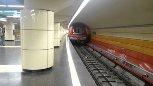 Scene traumatizante la metrou, în București! O femeie a fost prinsă între garnitura trenului și peron