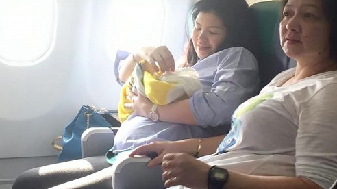 Însărcinată în luna a şasea, o femeie a născut în avion! Ce gest au făcut pasagerii