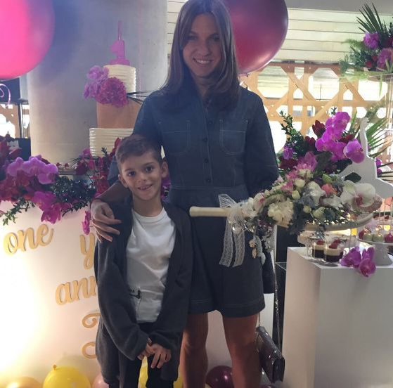 Cum a apărut Simona Halep la turta nepoatei sale! Incredibil ce a ales micuţa de pe tavă! Toţi s-au minunat