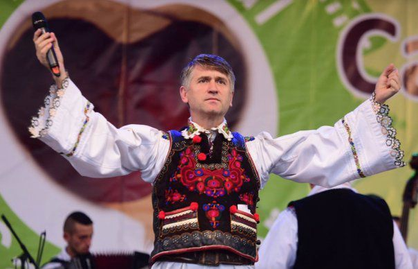 CRISTIAN POMOHACI se confruntă cu acuzaţii tot mai grave. Un tânăr susţine că are un filmuleţ cu preotul: „Băieţii îl urmau în cameră…“