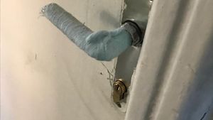 Nu e banc. Cum încearcă oltenii să scape de gripă? Înfăşoară clanțele cu tifon îmbibat în spirt. Imagini inedite de la Primăria din Balș
