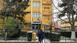 Dezvăluiri despre cazul care a tulburat România. Eleva care și-a înjunghiat pedagogul a folosit un cuțit de 34 de cm. Ce s-ar ascunde în spatele faptei