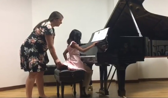 Sorina, fetița din Baia de Aramă, s-a adaptat în America. Micuța a susținut primul ei recital la pian