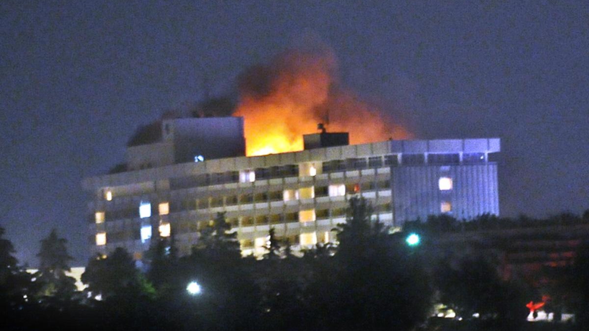 Atac armat la Hotelul Intercontinental din Kabul ! A izbucnit un incendiu şi sunt răniţi!