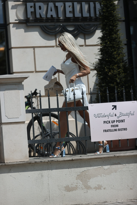 Bianca Drăgușanu a rezolvat problema prânzului (Foto: CANCAN.RO)