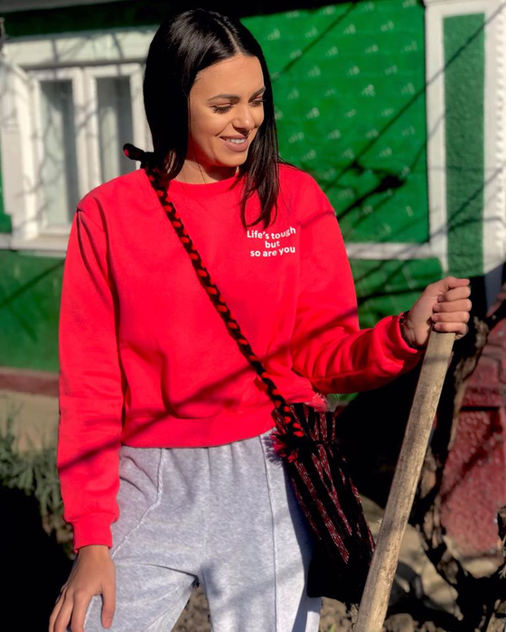 Cosmina Adam este noua asistentă de la Acces Direct! Cu ce s-a ocupat înainte să o înlocuiască pe Emily Burghelea care și-a dat demisia la TV
