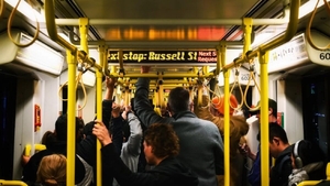 O femeie și-a rupt mâna, după ce șoferul autobuzului a pus o frână bruscă. Ce despăgubiri a primit românca, după ce a dat firma de transport în judecată
