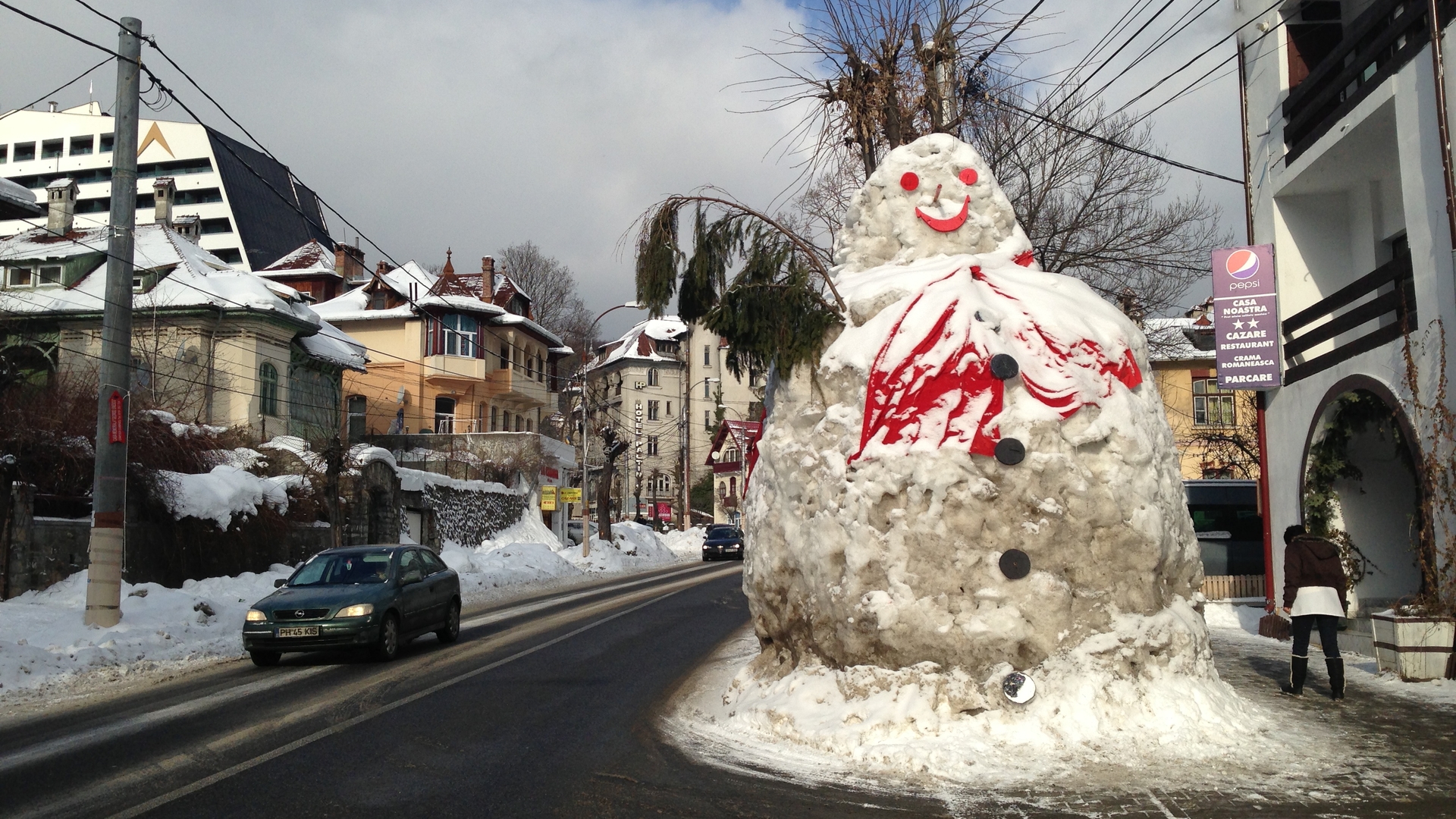 Ninsoarea înseamnă şi multă bucurie! La Sinaia, oamenii au făcut cel mai mare om de zăpadă din România!